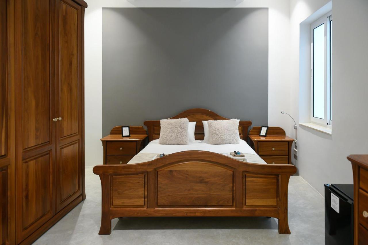 Privilege Suite Pieta Exterior photo