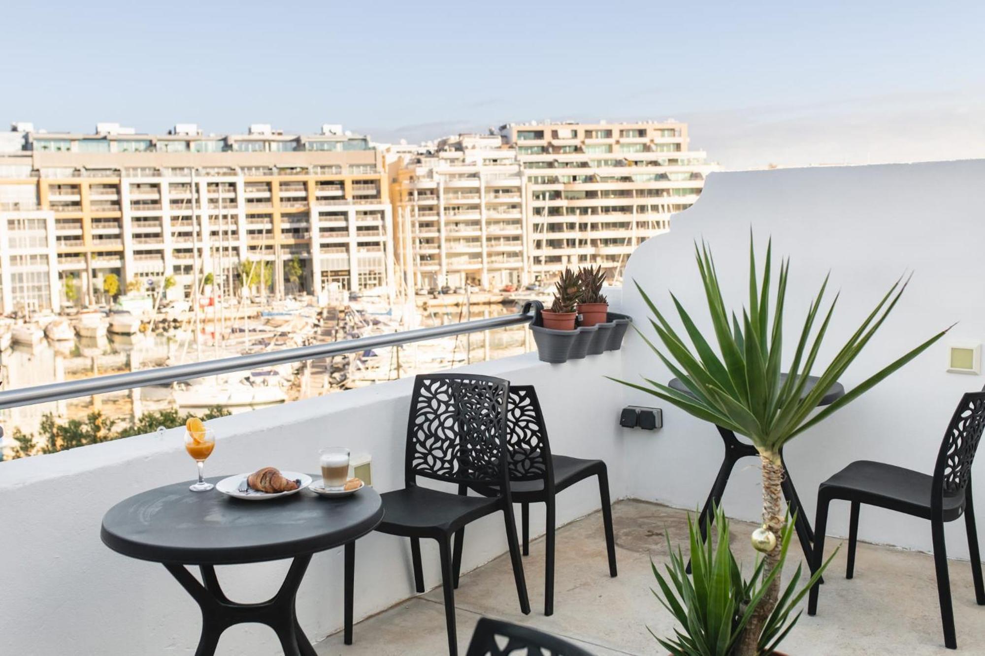 Privilege Suite Pieta Exterior photo